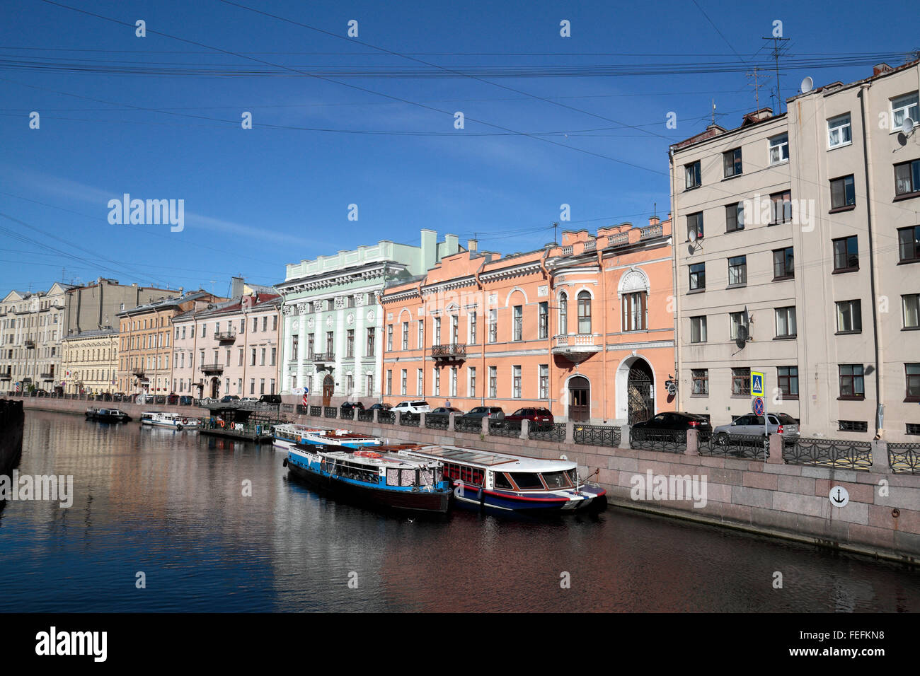 Ein Blick flussabwärts Moyka, einem kleinen Seitenkanal in St Petersburg, Russland. Stockfoto