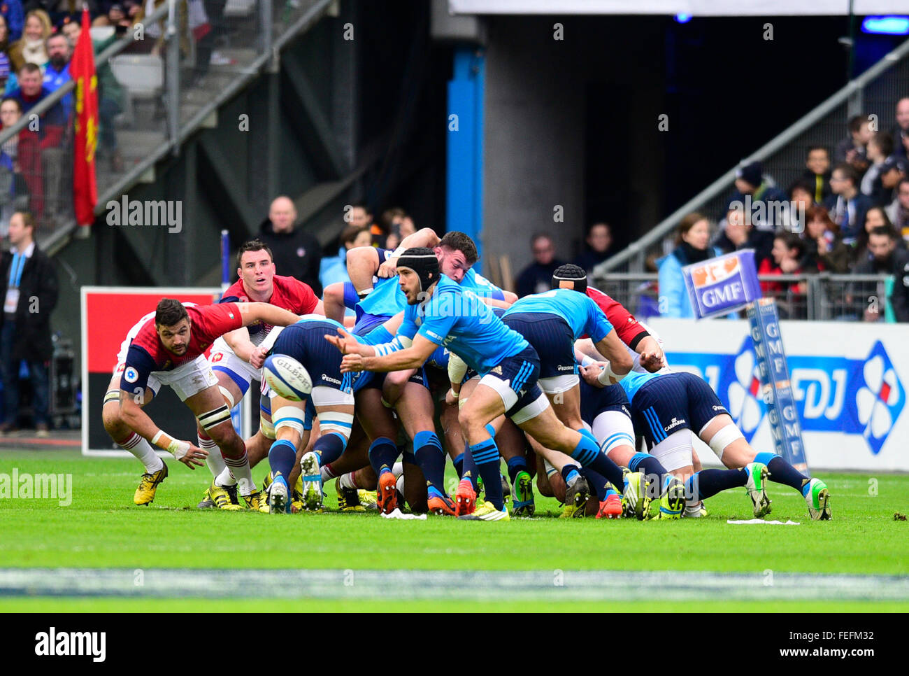 Stade de France, Paris, Frankreich. 6. Februar 2016. 6 Nationen Rugby-Turnier, Frankreich gegen Italien. Edoardo Gori (Ita) spielt den Ball zurück auf seine Linie Credit: Action Plus Sport/Alamy Live News Stockfoto