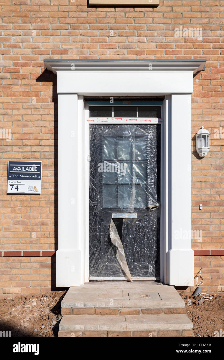 Neue Build-Haustür eingepackt noch auf Anwesen von David Wilson Häuser, Llanfoist, Wales, UK Stockfoto