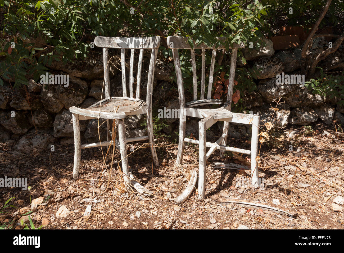 Alten Stuhl im Freieneinstellung Stockfoto