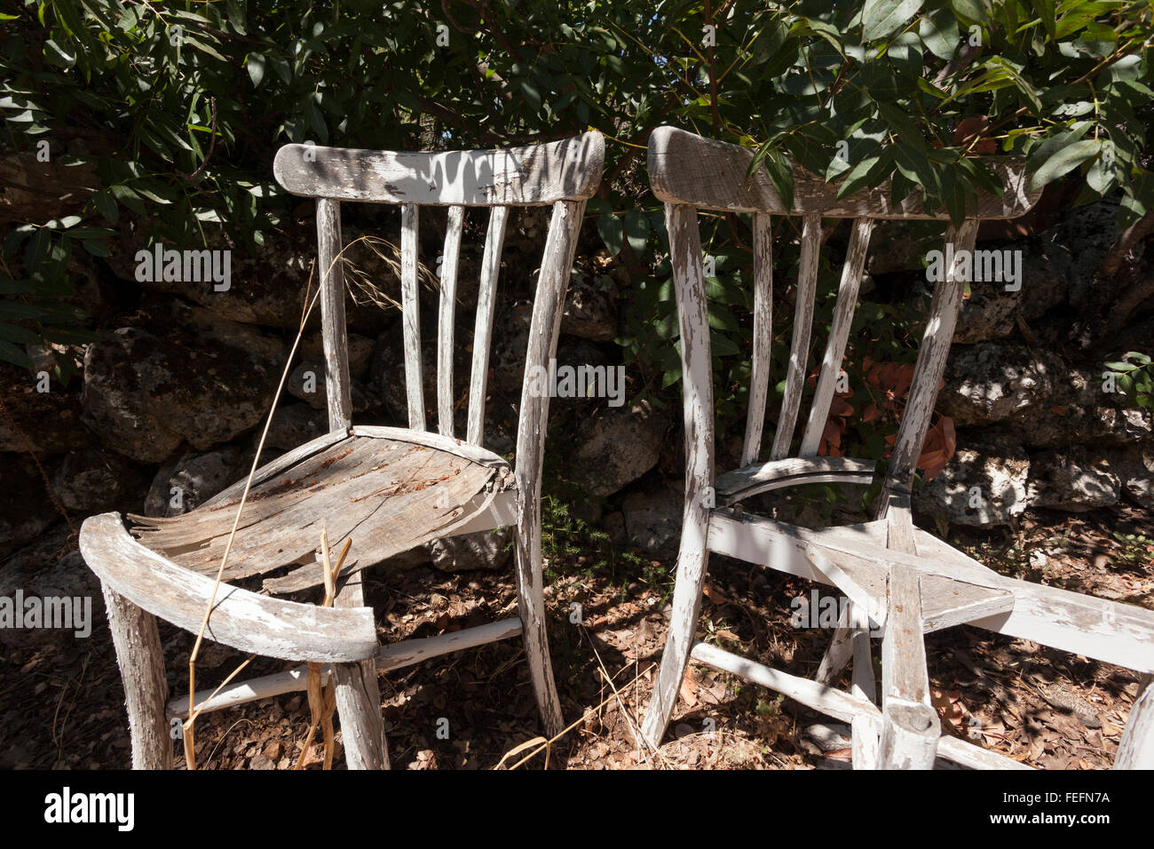 Alten Stuhl im Freieneinstellung Stockfoto
