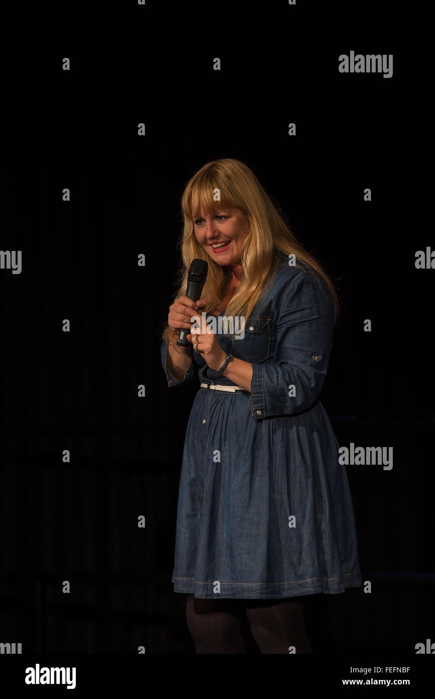 Stand-up Comedian Sarah Bennetto auf der Bühne Stockfoto