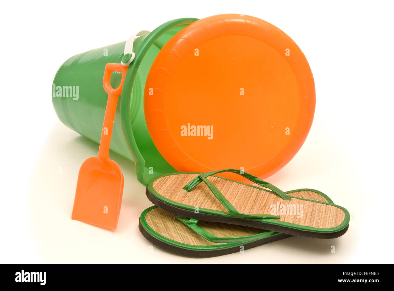 Des Kindes Sandalen und Strand-Spielzeug-Set Stockfoto