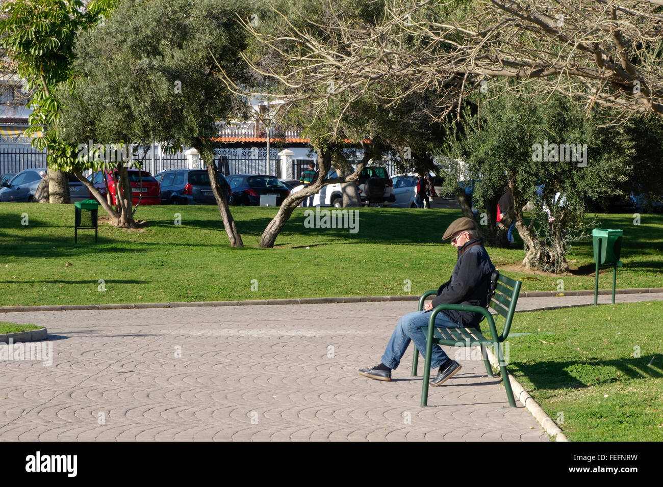 Älterer Mann mit Hut schlafen im Park auf der Bank. Stockfoto