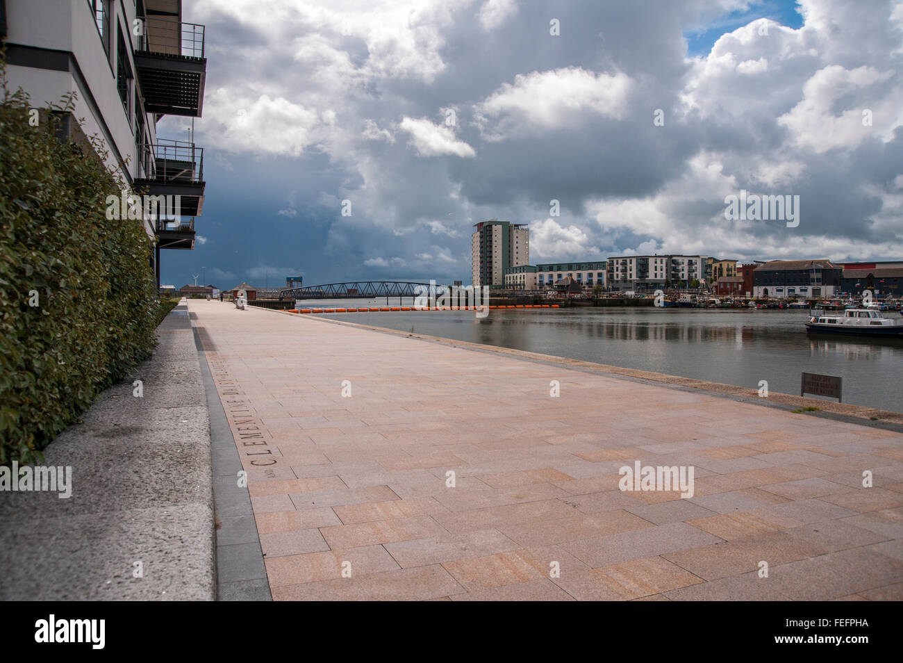 National Cycle Route 4 am Ostufer des Flusses Tawe, Seeviertel, Swansea, South Wales UK. Stockfoto