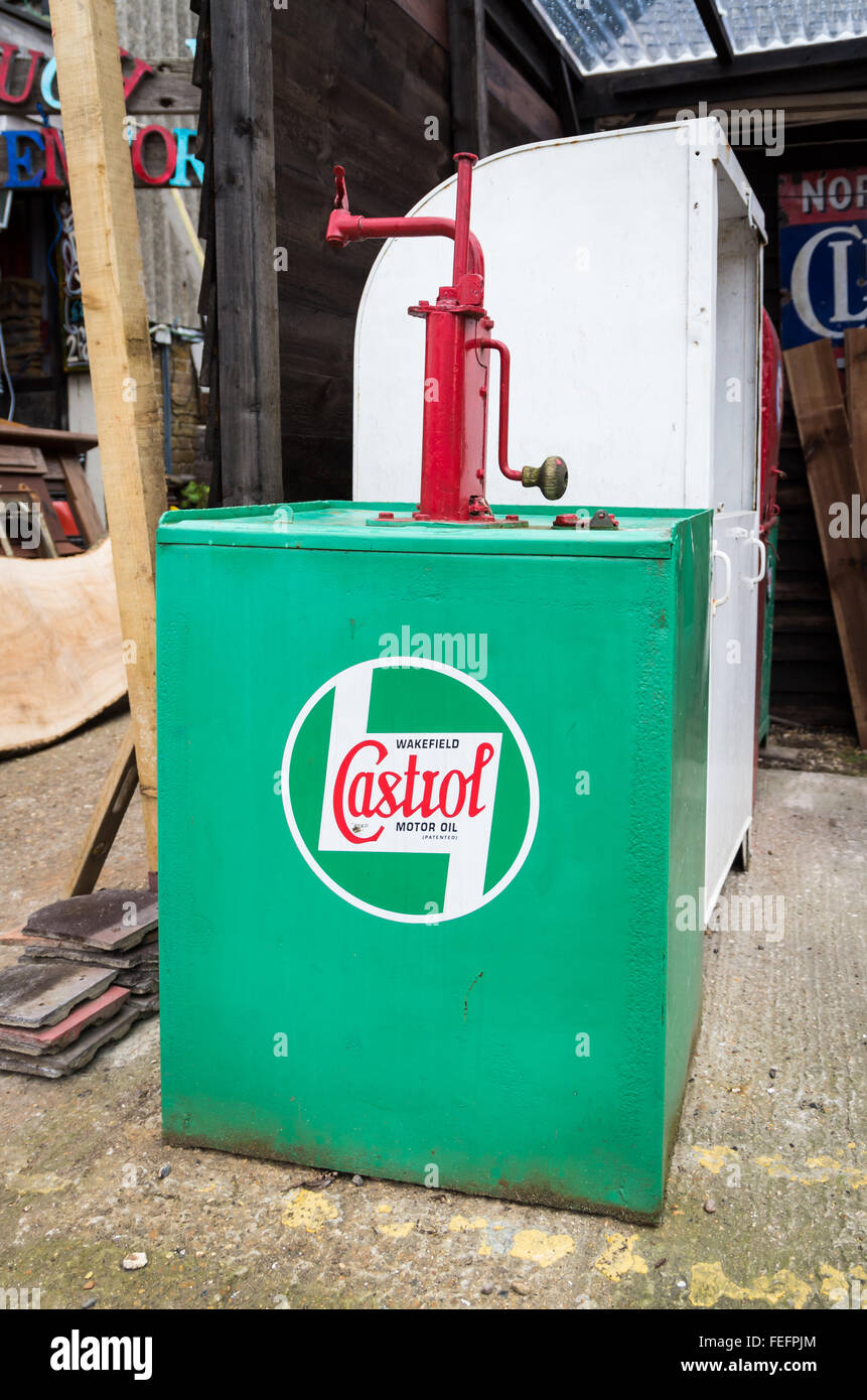 Grün Vintage Castrol (wahrscheinlich die 1940-50er Jahre) Motor Ölpumpe kann im Battlesbridge Motorrad Museum in Essex, England. Stockfoto