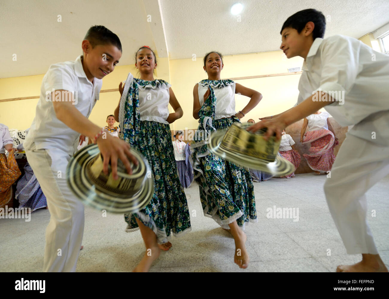 Kinder, Mädchen und jungen, dance Gruppe, Volkstanz, traditionelle Tänze, Barrio San Martín, Bogotá, Kolumbien Stockfoto
