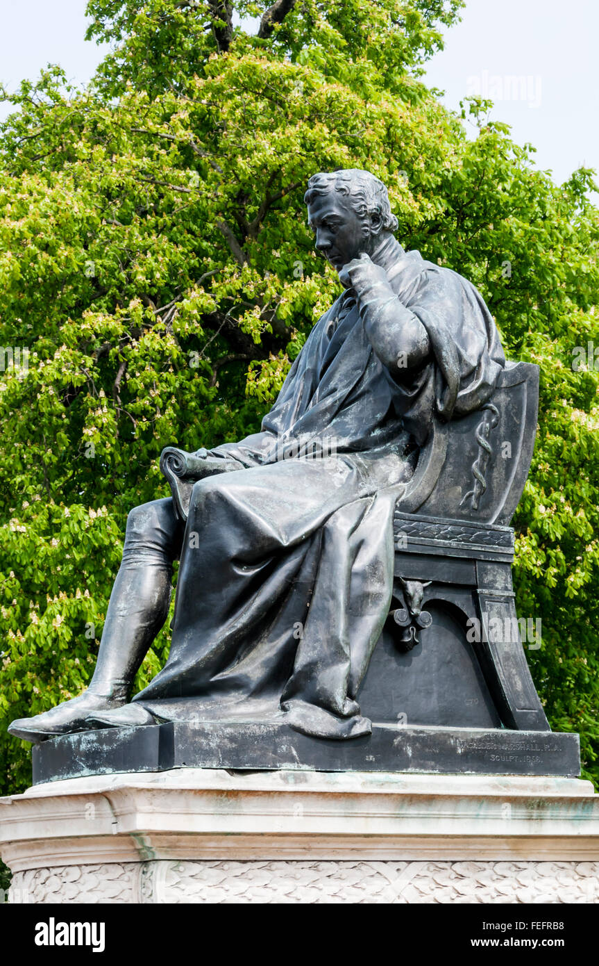 Statue von Edward Jenner MD FRS von William Calder-Marshall-RA.  Der erste, der in den Kensington Gardens, im Jahre 1862 errichtet werden. Stockfoto