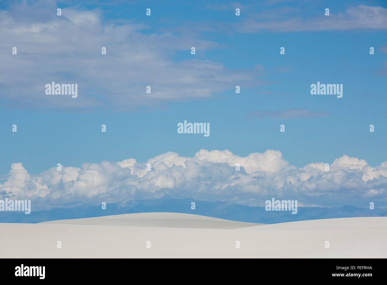 Gips Dünen mit blauen Himmel und Wolken in White Sands National Monument in Tularosa Basin von New Mexico, USA Stockfoto