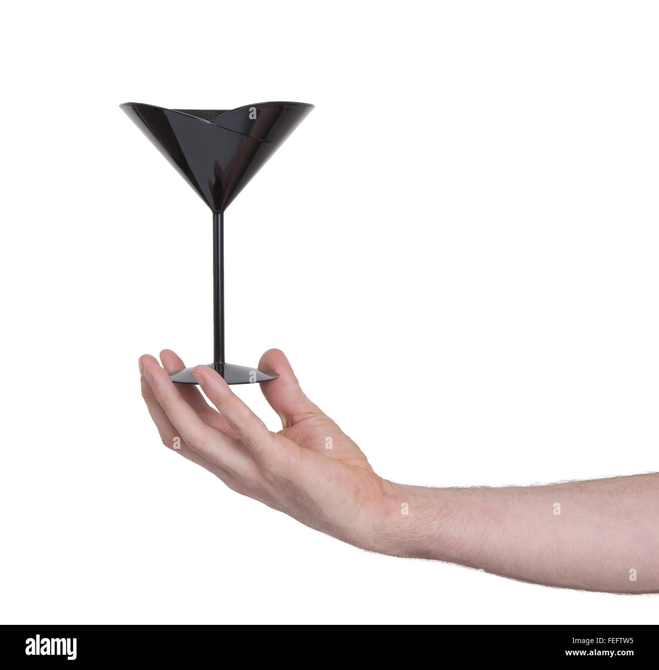 Schwarzer Kunststoff Cocktail Glas in der hand, isoliert auf weiss Stockfoto