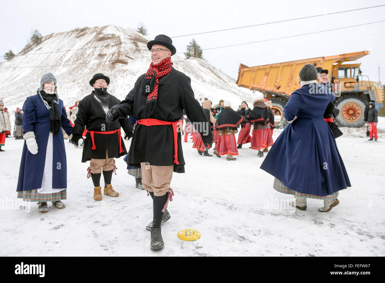 (160206)--KOHTLA-NOMME (Estnisch), 6. Februar 2016 (Xinhua)--Volkstänzer durchführen, während die "XII Ash Mountain Dance Celebration" in Kohtla-Nomme, nordöstlichen Estland am 6. Februar 2016. Mehr als eintausend Volkstänzer aus der ganzen Welt namens des Landes versammelten sich in Kohtla-Nomme XII Winter Dance Festival feiern "Ash Mountain Tanzfest", die in diesem Jahr das Chinese Lunar New Year fest gewidmet war. (Xinhua/Sergei Stepanov) Stockfoto