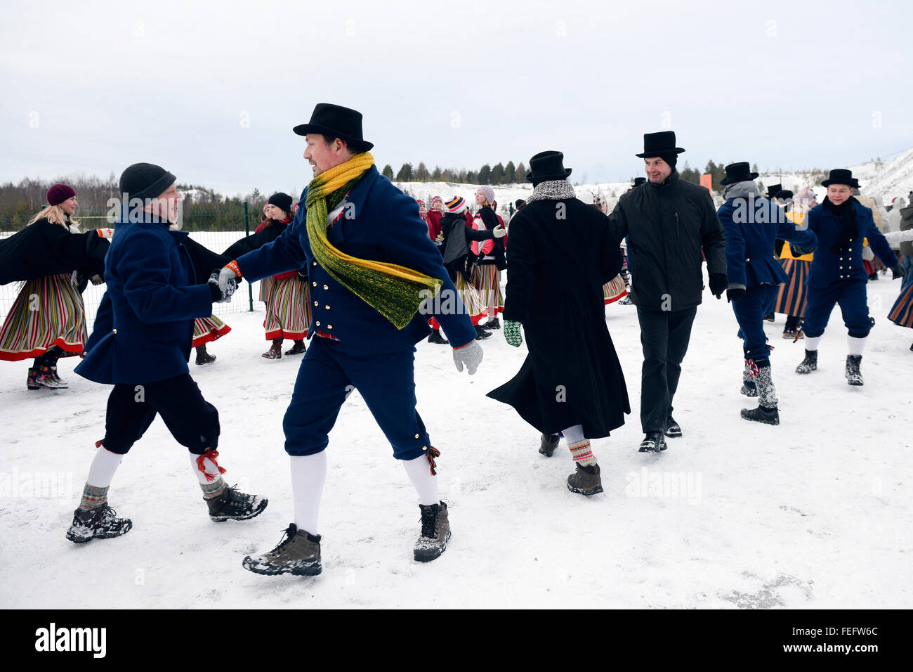 (160206)--KOHTLA-NOMME (Estnisch), 6. Februar 2016 (Xinhua)--Volkstänzer durchführen, während die "XII Ash Mountain Dance Celebration" in Kohtla-Nomme, nordöstlichen Estland am 6. Februar 2016. Mehr als eintausend Volkstänzer aus der ganzen Welt namens des Landes versammelten sich in Kohtla-Nomme XII Winter Dance Festival feiern "Ash Mountain Tanzfest", die in diesem Jahr das Chinese Lunar New Year fest gewidmet war. (Xinhua/Sergei Stepanov) Stockfoto