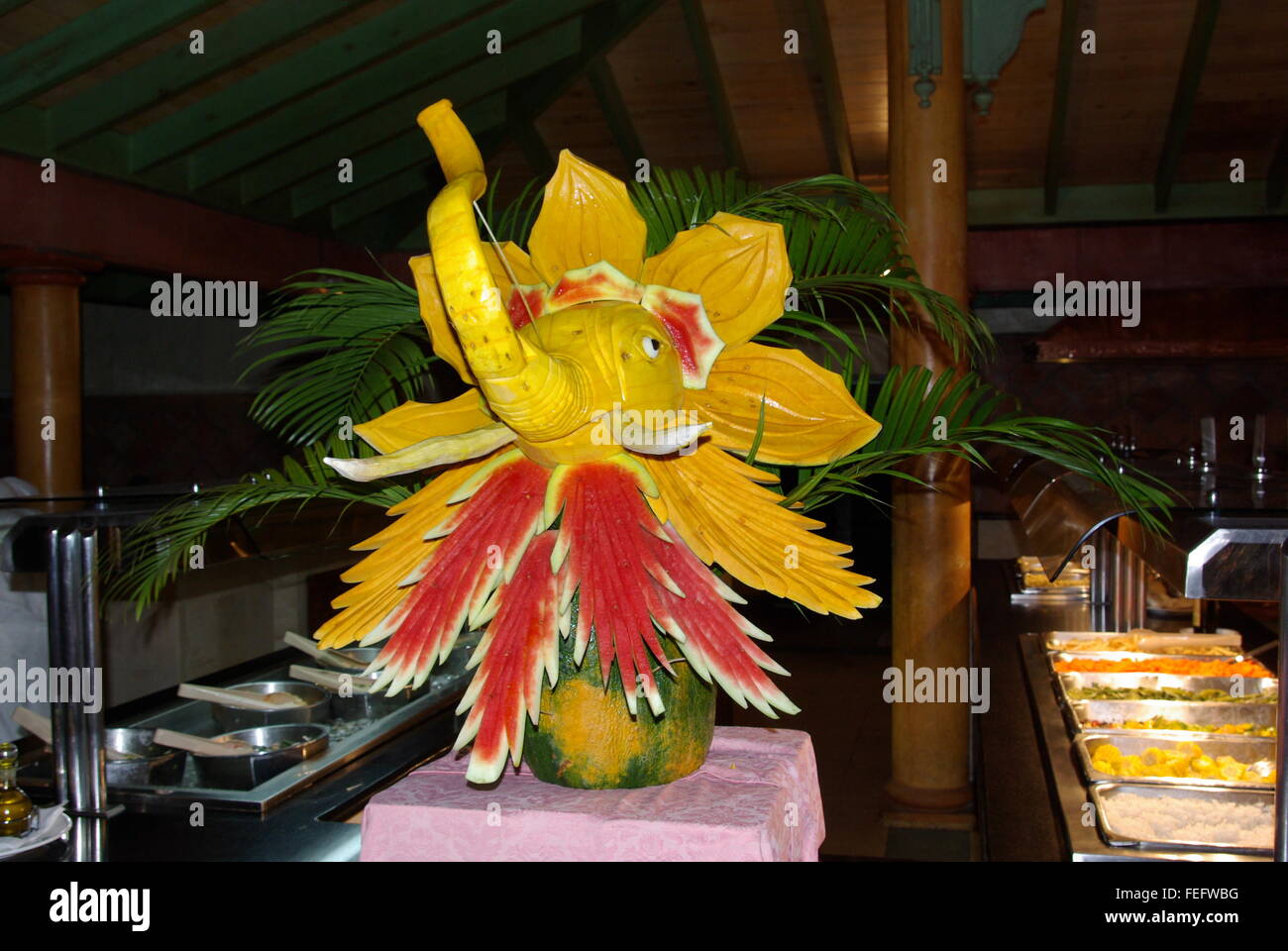 Elefant Skulpturen aus Obst Stockfoto