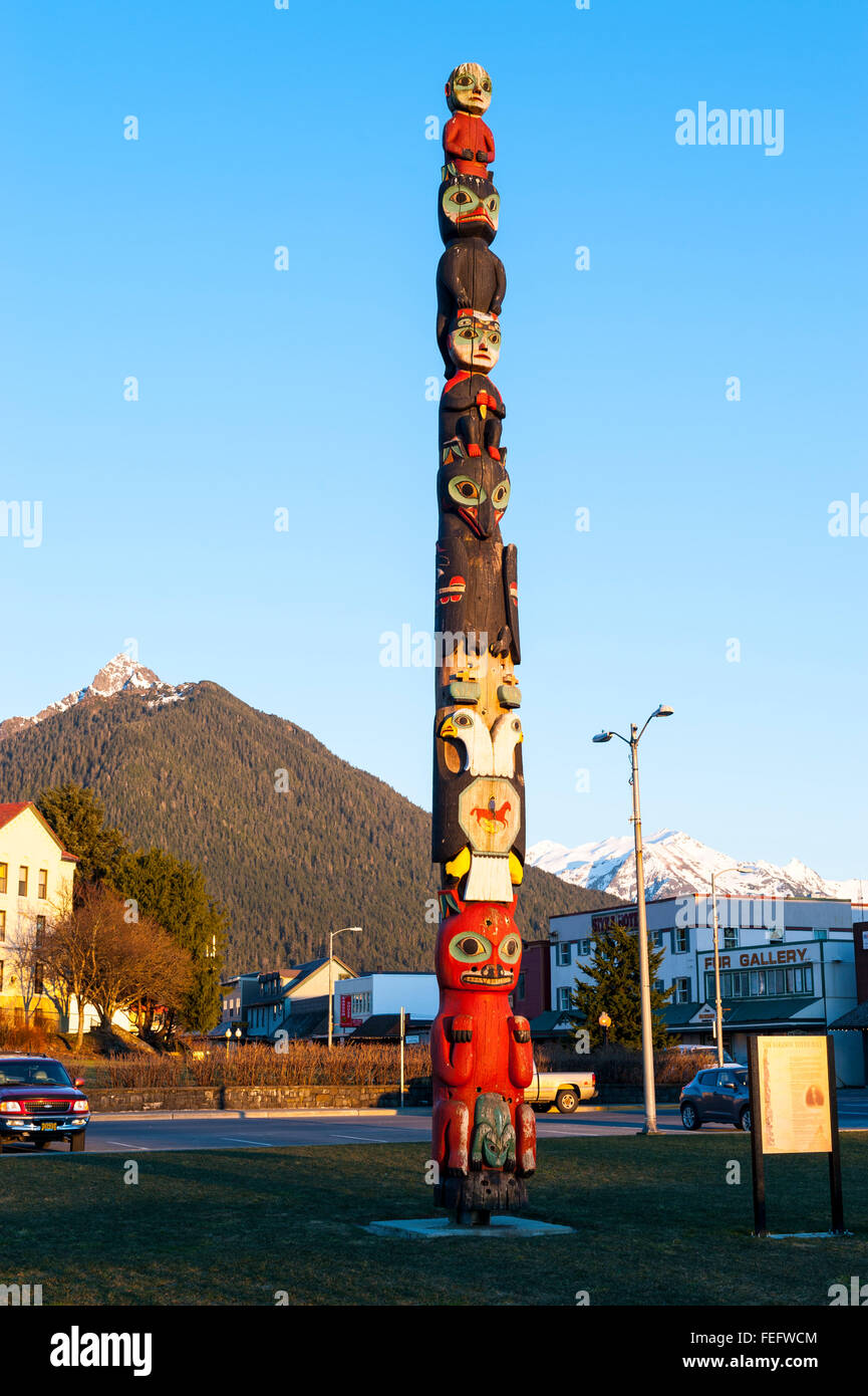 Totempfahl auf dem Display in der Innenstadt von Sitka, Alaska, USA. Stockfoto