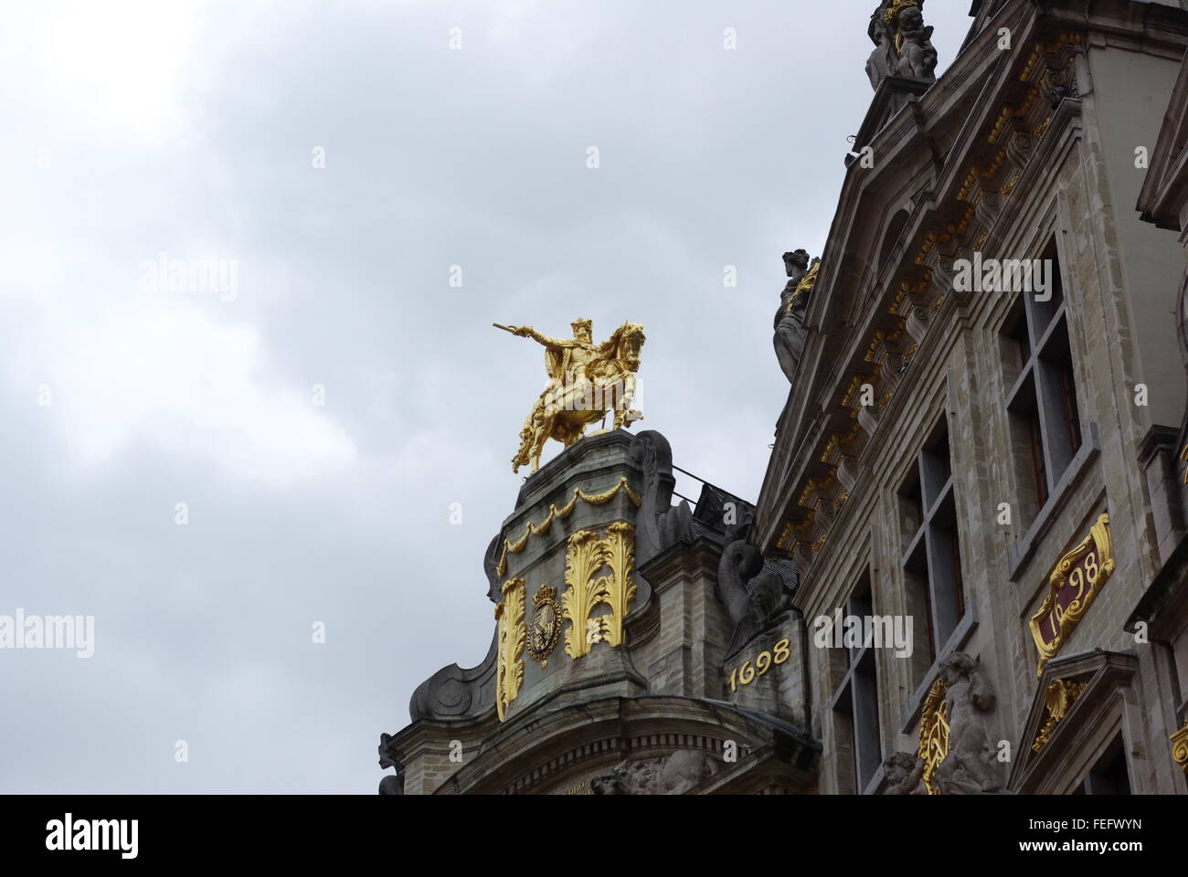 Goldene blätterte Statue von Karl von Lothringen auf einem Zunfthaus in La Grand Place, Brüssel Stockfoto