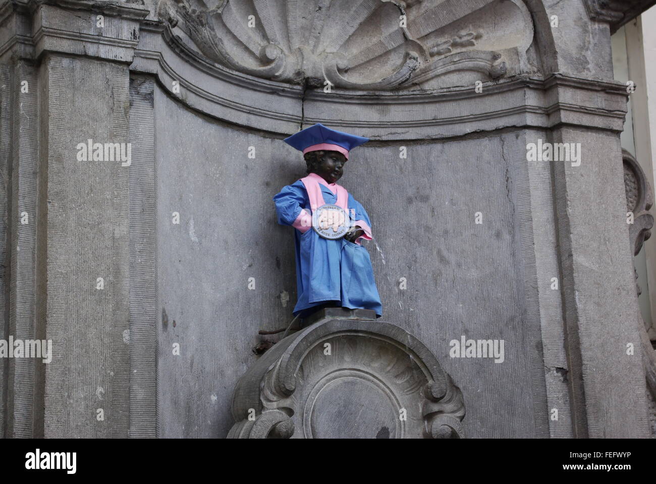 Manneken Pis in Brüssel gekleidet zu Ehren der "Confrérie van de Roze Olifant" Stockfoto