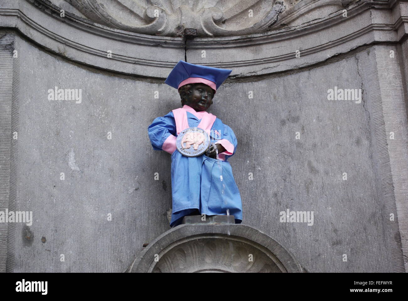 Manneken Pis in Brüssel gekleidet zu Ehren der "Confrérie van de Roze Olifant" Stockfoto
