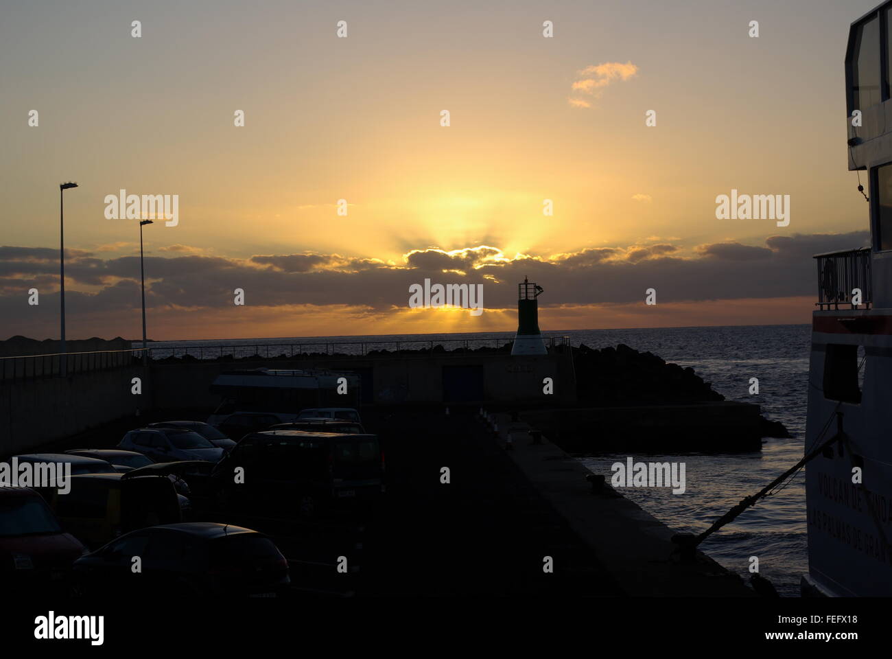 Sonnenaufgang über dem Hafen von Corralejo, Fuerteventura. Stockfoto
