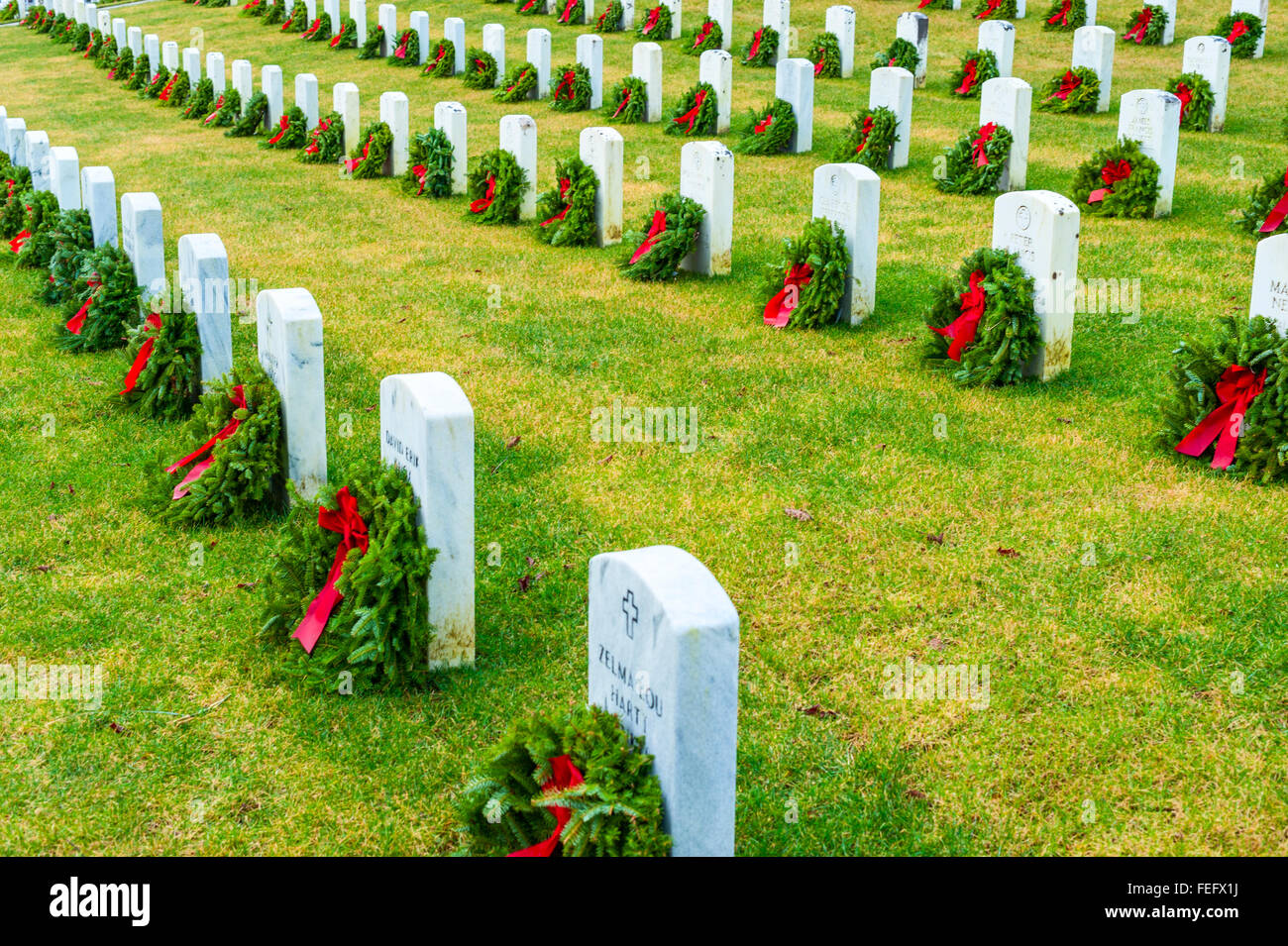 Szene in Sitka National Cemetery mit Kränzen und Bändern während der Ferienzeit. Stockfoto