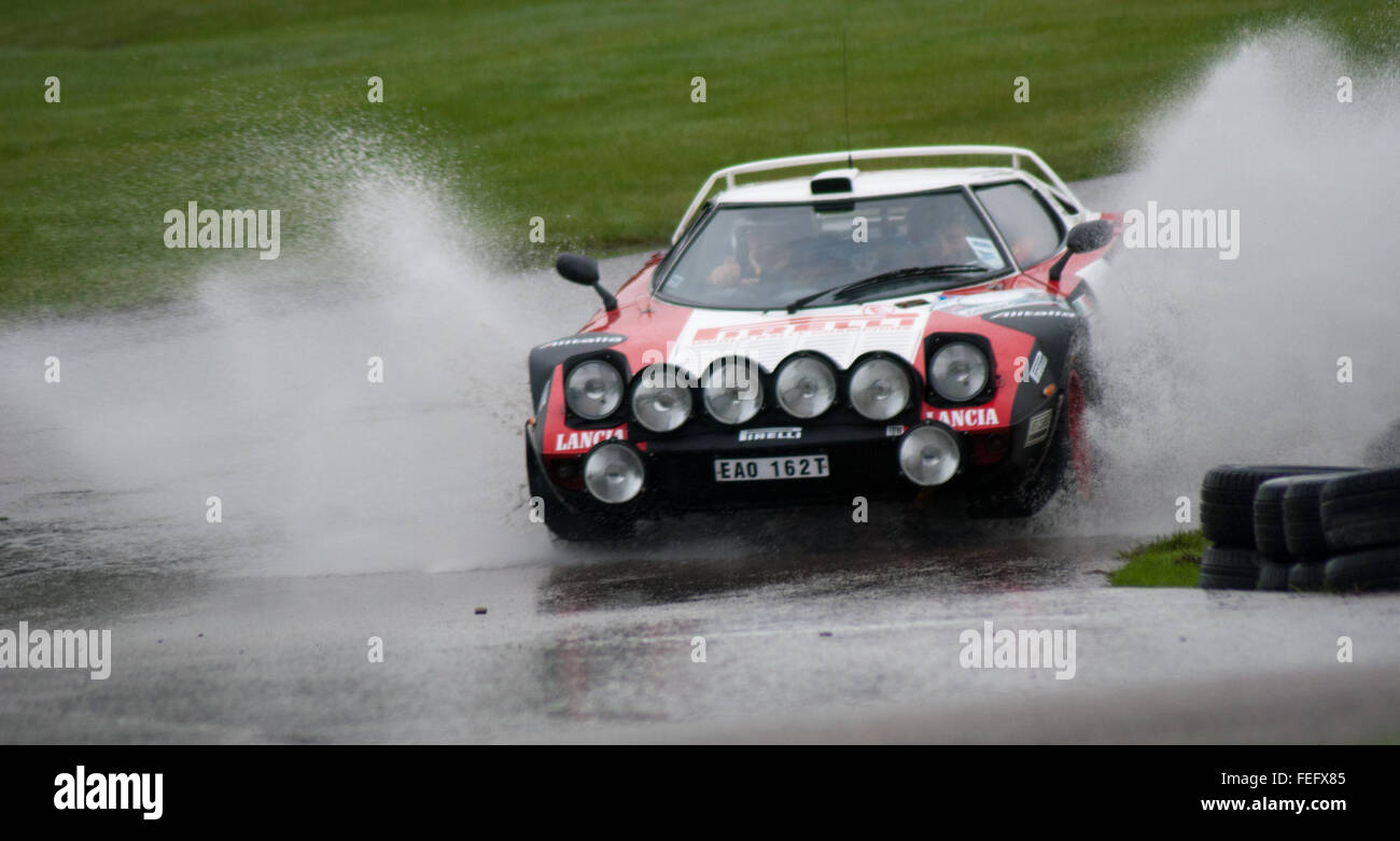 Lancia Stratos Rally CarGold Tasse Wasser Spritzen Stockfoto
