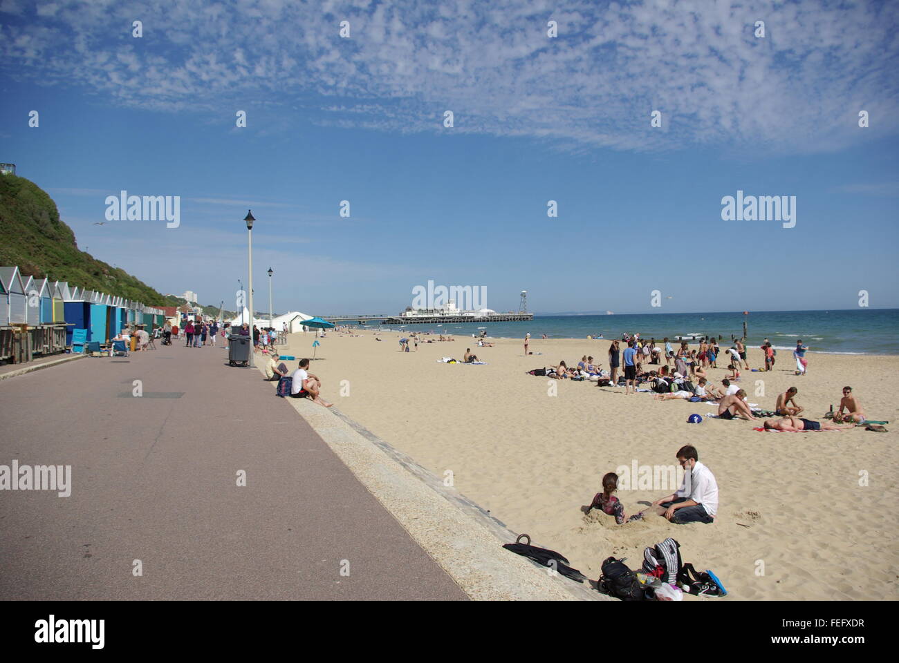 Bournemouth-Promenade und Strand mit Badesteg in der Ferne. Stockfoto