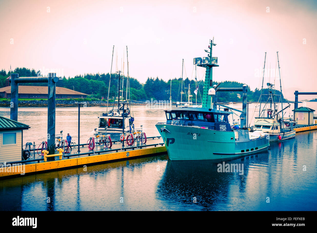 Kommerziellen Fischerboote gefesselt an einem Kraftstoff-Dock in Sitka, Alaska, USA. Stockfoto