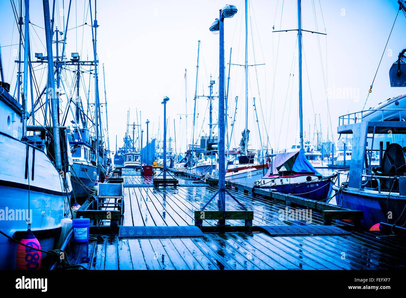 Szene im Hafen von Thomsen an einem regnerischen Sommertag in Sitka, Alaska USA. Stockfoto