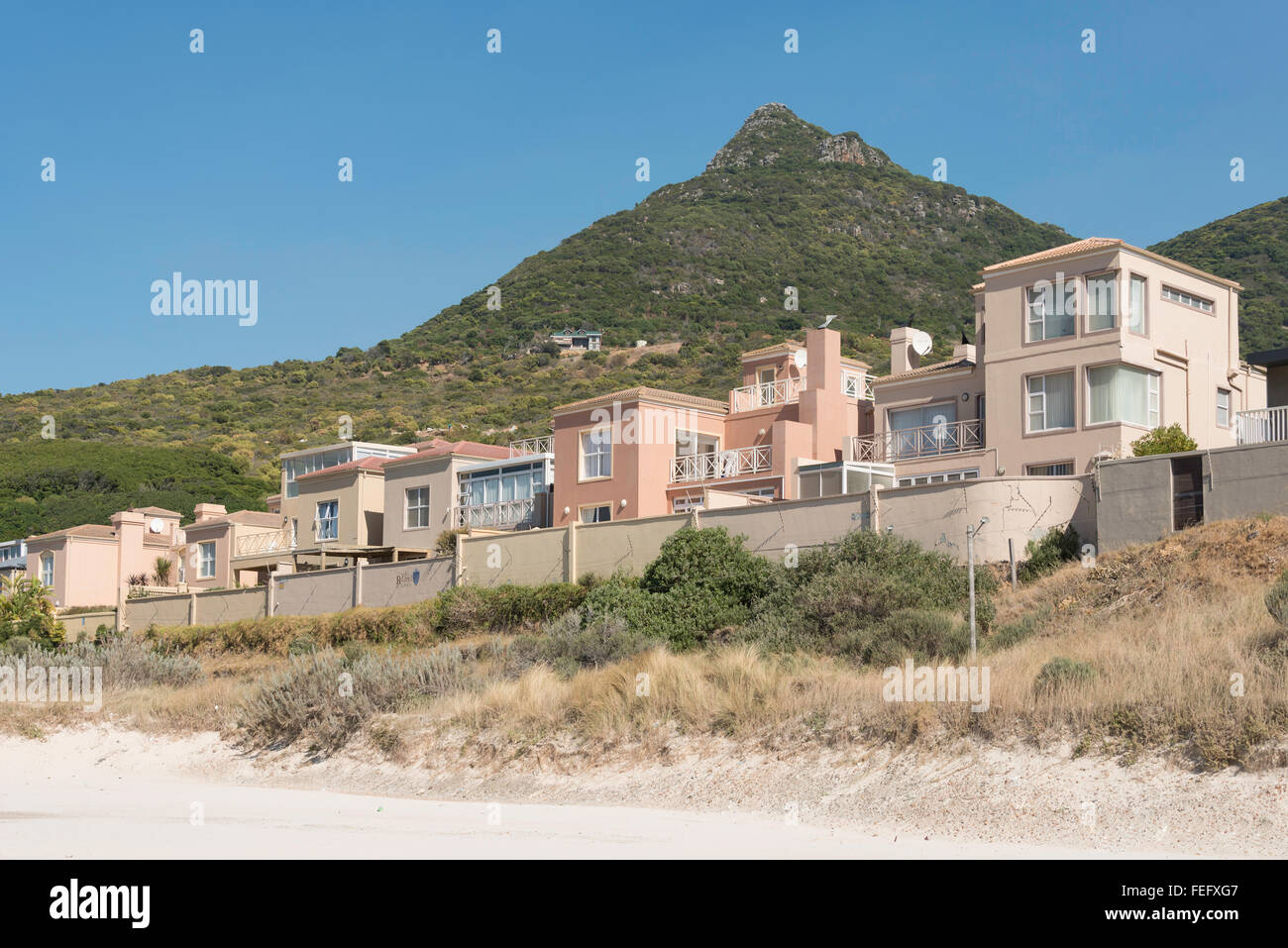 Apartments direkt am Strand, Hout Bay, Kap-Halbinsel, Stadtverwaltung von Kapstadt, Westkap, Südafrika Stockfoto