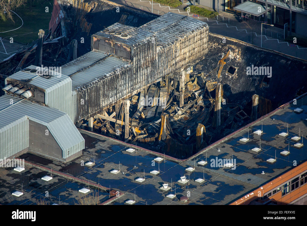 Luftaufnahme, Feuer, Aachen, Halle des WZL RWTH Aachen Campus Melaten  völlig zerstört am 4./5.Februar 2016 Labor Werkzeugmaschinen  Stockfotografie - Alamy