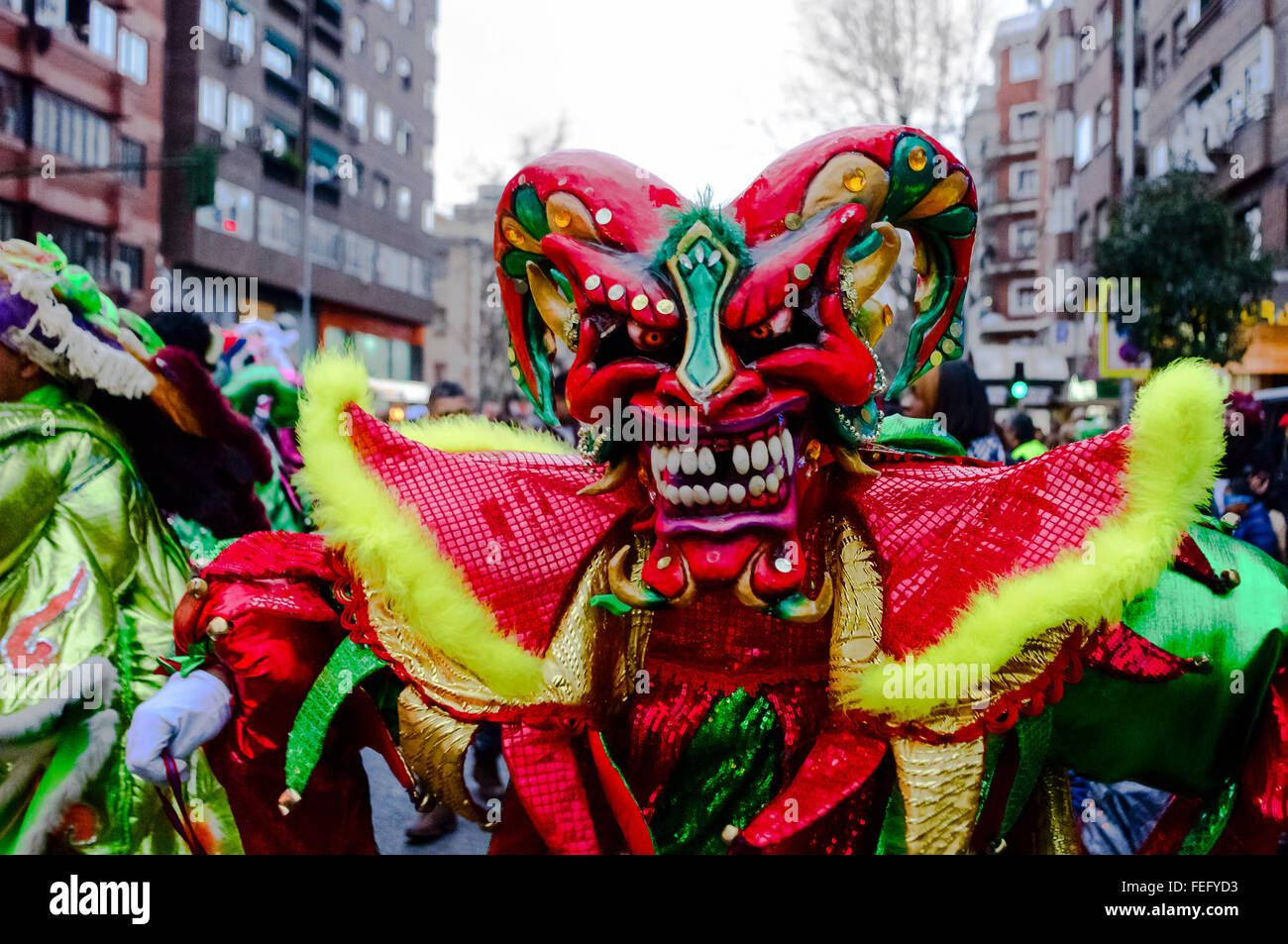 Madrid, Spanien 6. Februar 2016. Ein Porträt von einem roten maskiert Teufel aus der Dominikanischen Republik. Der Karnevalsumzug in Madrid, Gran Pasacalles del Carnaval (The Grand Carnival Parade), fand im Bezirk von Tetuán Madrid, Spanien.  Bildnachweis: Lawrence JC Baron/Alamy Live-Nachrichten. Stockfoto