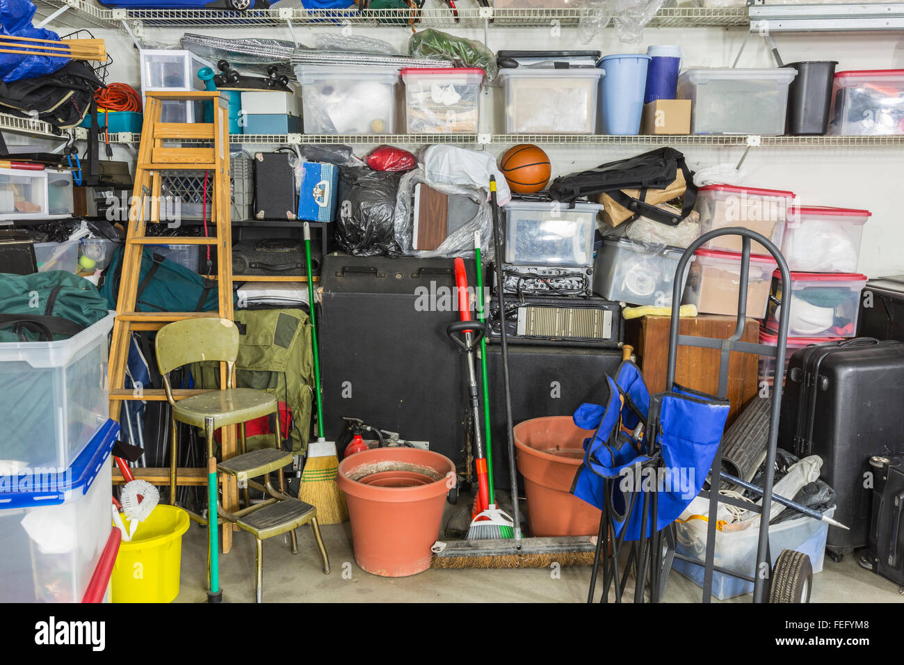 Garage gefüllt mit verschiedenen Gegenständen der Vorratshaltung. Stockfoto