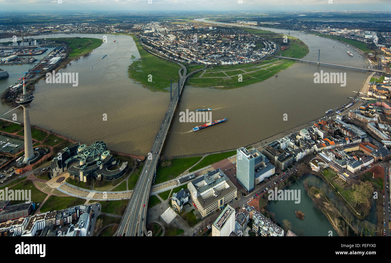 Luftaufnahme, die Flut der Rhein in Düsseldorf auf der Rheinkniebrücke, Flut, überschwemmten Rheinwiesen Bank, Düsseldorf, Rheinland, Stockfoto