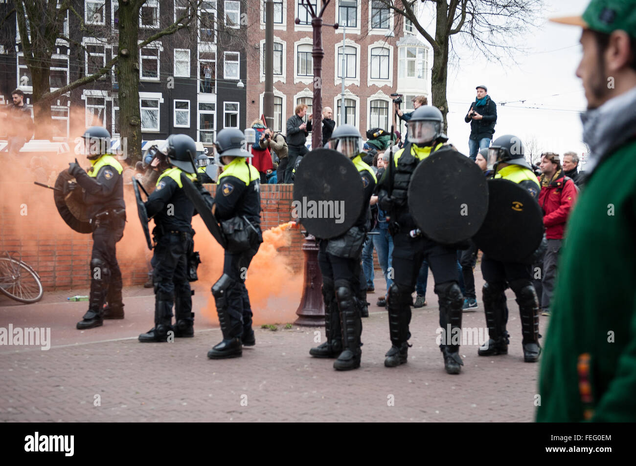 Flüchtling, Rassismus nicht willkommen! Demonstration, Amsterdam, Niederlande. Amsterdam, Niederlande. 06. Februar Riot Polizei kollidierte mit Demonstranten in Amsterdam als Unterstützer der Anti-Islam-Gruppe PEGIDA versucht, ihre ersten Protest in der niederländischen Hauptstadt abzuhalten. Nur etwa 200 PEGIDA Verfechter waren anwesend, in der Unterzahl durch Polizei und linken Demonstranten, die rief: "Flüchtlinge sind willkommen, Faschisten nicht!" Niederländische Polizei verhaftet mehrere Personen als Offiziere auf dem Pferderücken interveniert, um die zwei Gruppen von Demonstranten zu trennen. Bildnachweis: Romy Arroyo Fernandez/Alamy Live-Nachrichten. Stockfoto