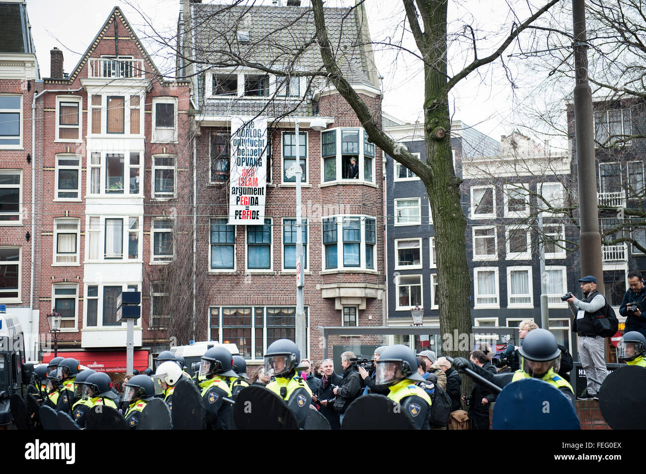 Flüchtling, Rassismus nicht willkommen! Demonstration, Amsterdam, Niederlande. Amsterdam, Niederlande. 06. Februar Riot Polizei kollidierte mit Demonstranten in Amsterdam als Unterstützer der Anti-Islam-Gruppe PEGIDA versucht, ihre ersten Protest in der niederländischen Hauptstadt abzuhalten. Nur etwa 200 PEGIDA Verfechter waren anwesend, in der Unterzahl durch Polizei und linken Demonstranten, die rief: "Flüchtlinge sind willkommen, Faschisten nicht!" Niederländische Polizei verhaftet mehrere Personen als Offiziere auf dem Pferderücken interveniert, um die zwei Gruppen von Demonstranten zu trennen. Bildnachweis: Romy Arroyo Fernandez/Alamy Live-Nachrichten. Stockfoto