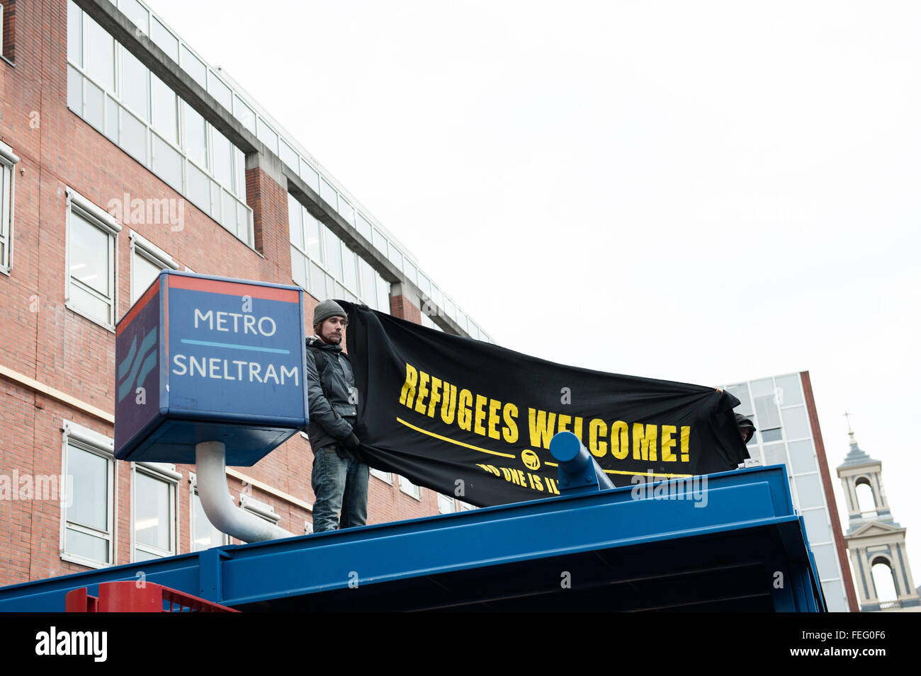 Flüchtling, Rassismus nicht willkommen! Demonstration, Amsterdam, Niederlande. Amsterdam, Niederlande. 06. Februar Riot Polizei kollidierte mit Demonstranten in Amsterdam als Unterstützer der Anti-Islam-Gruppe PEGIDA versucht, ihre ersten Protest in der niederländischen Hauptstadt abzuhalten. Nur etwa 200 PEGIDA Verfechter waren anwesend, in der Unterzahl durch Polizei und linken Demonstranten, die rief: "Flüchtlinge sind willkommen, Faschisten nicht!" Niederländische Polizei verhaftet mehrere Personen als Offiziere auf dem Pferderücken interveniert, um die zwei Gruppen von Demonstranten zu trennen. Bildnachweis: Romy Arroyo Fernandez/Alamy Live-Nachrichten. Stockfoto