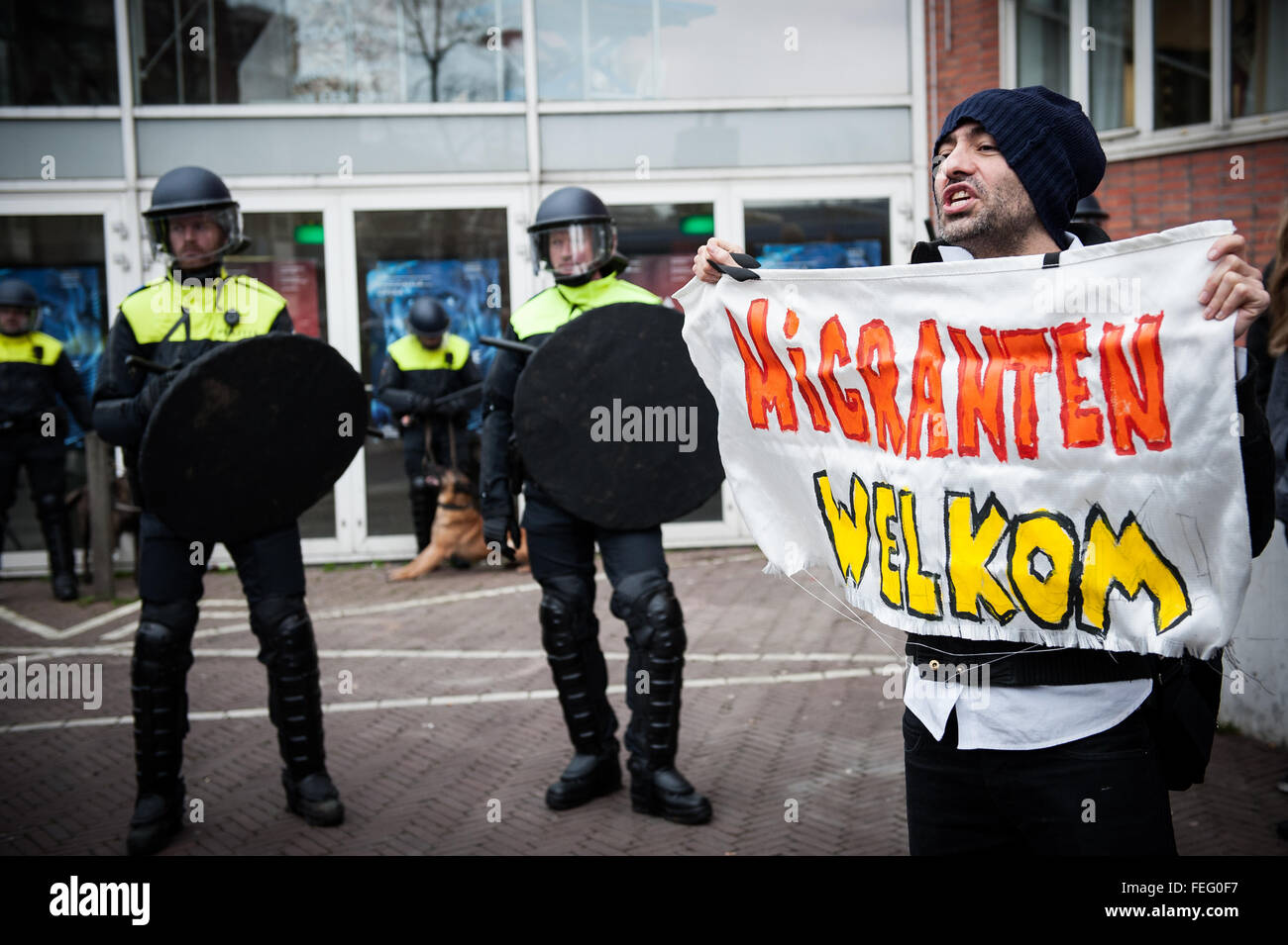 Flüchtling, Rassismus nicht willkommen! Demonstration, Amsterdam, Niederlande. Amsterdam, Niederlande. 06. Februar Riot Polizei kollidierte mit Demonstranten in Amsterdam als Unterstützer der Anti-Islam-Gruppe PEGIDA versucht, ihre ersten Protest in der niederländischen Hauptstadt abzuhalten. Nur etwa 200 PEGIDA Verfechter waren anwesend, in der Unterzahl durch Polizei und linken Demonstranten, die rief: "Flüchtlinge sind willkommen, Faschisten nicht!" Niederländische Polizei verhaftet mehrere Personen als Offiziere auf dem Pferderücken interveniert, um die zwei Gruppen von Demonstranten zu trennen. Bildnachweis: Romy Arroyo Fernandez/Alamy Live-Nachrichten. Stockfoto