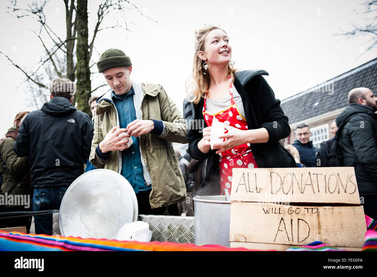 Amsterdam, Niederlande. 6. Februar 2016. Flüchtling, Rassismus nicht willkommen! Demonstration, Amsterdam, Niederlande. Amsterdam, Niederlande. 06. Februar versammelten sich Demonstranten gegen den Islam und Einwanderung in mehreren europäischen Städten Samstag. In Amsterdam fand Menschen Jonas Daniël Meijerplein zu erheben ihre Stimme gegen den Hass und Rassismus, die sich Organisationen wie Pegida in den Niederlanden verbreitet sind. Bildnachweis: Romy Arroyo Fernandez/Alamy Live-Nachrichten. Stockfoto