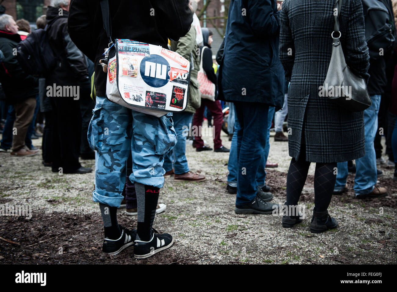 Amsterdam, Niederlande. 6. Februar 2016. Flüchtling, Rassismus nicht willkommen! Demonstration, Amsterdam, Niederlande. Amsterdam, Niederlande. 06. Februar versammelten sich Demonstranten gegen den Islam und Einwanderung in mehreren europäischen Städten Samstag. In Amsterdam fand Menschen Jonas Daniël Meijerplein zu erheben ihre Stimme gegen den Hass und Rassismus, die sich Organisationen wie Pegida in den Niederlanden verbreitet sind. Bildnachweis: Romy Arroyo Fernandez/Alamy Live-Nachrichten. Stockfoto