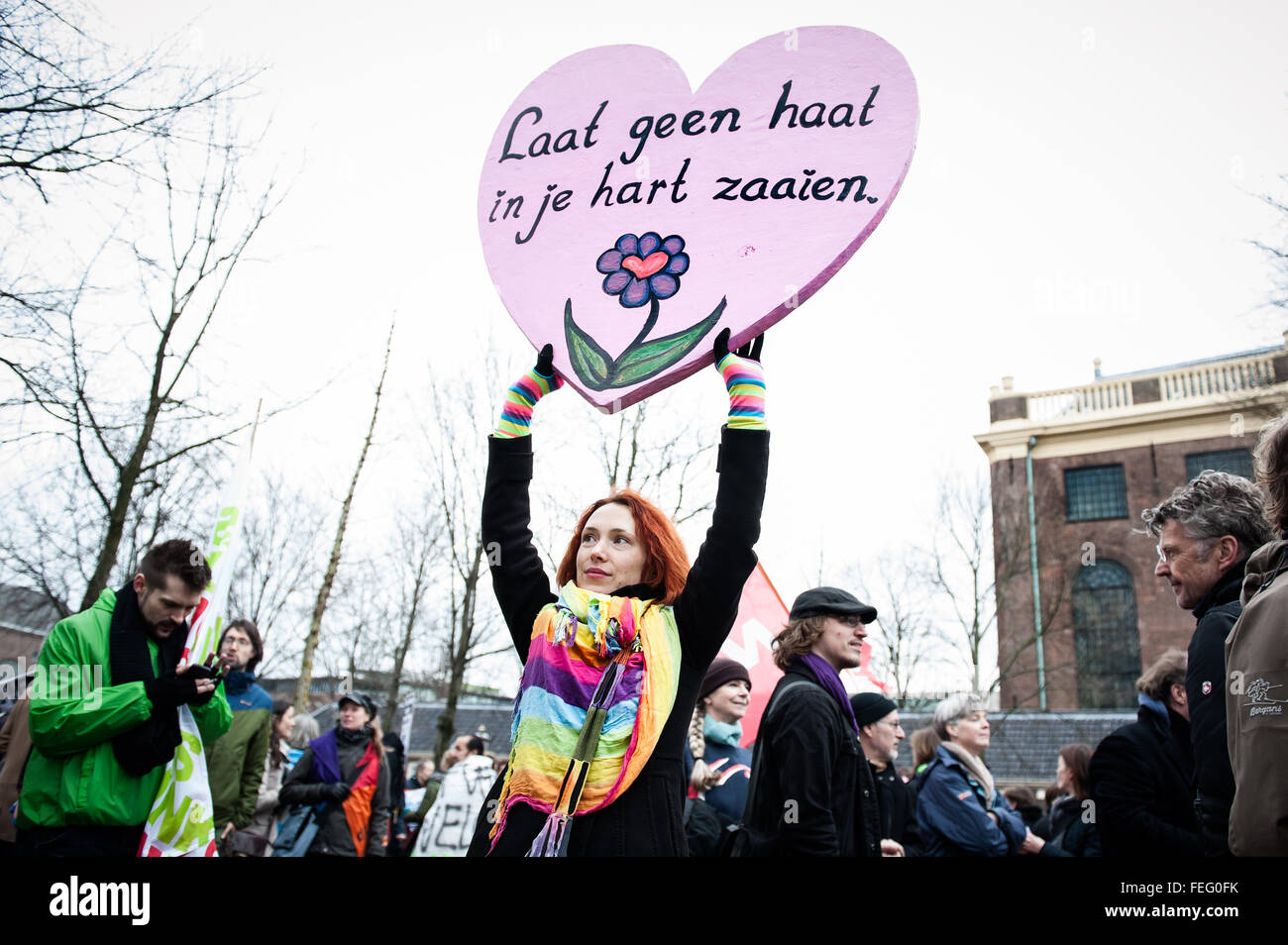 Amsterdam, Niederlande. 6. Februar 2016. Flüchtling, Rassismus nicht willkommen! Demonstration, Amsterdam, Niederlande. Amsterdam, Niederlande. 06. Februar versammelten sich Demonstranten gegen den Islam und Einwanderung in mehreren europäischen Städten Samstag. In Amsterdam fand Menschen Jonas Daniël Meijerplein zu erheben ihre Stimme gegen den Hass und Rassismus, die sich Organisationen wie Pegida in den Niederlanden verbreitet sind. Bildnachweis: Romy Arroyo Fernandez/Alamy Live-Nachrichten. Stockfoto