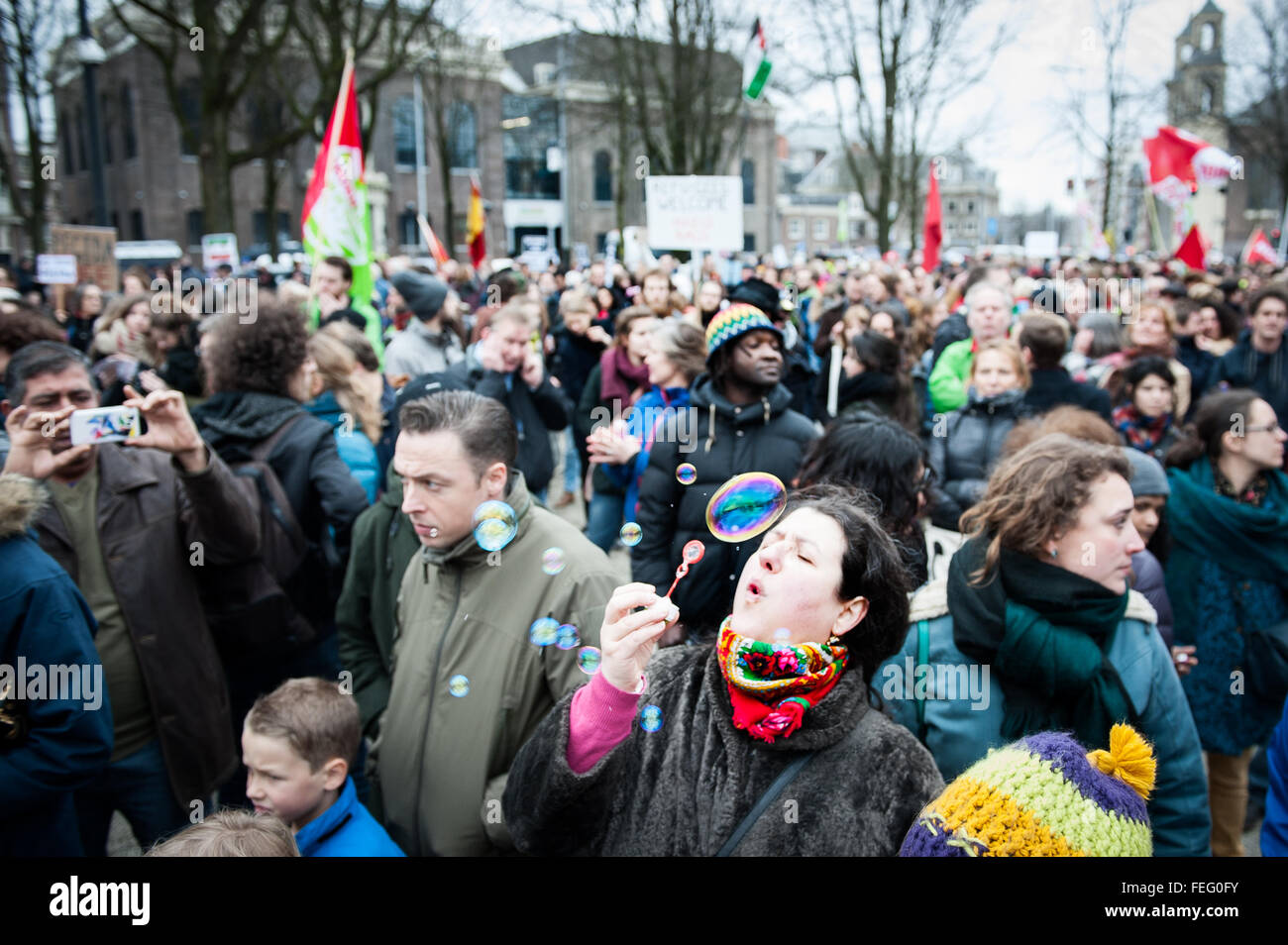 Amsterdam, Niederlande. 6. Februar 2016. Flüchtling, Rassismus nicht willkommen! Demonstration, Amsterdam, Niederlande. Amsterdam, Niederlande. 06. Februar versammelten sich Demonstranten gegen den Islam und Einwanderung in mehreren europäischen Städten Samstag. In Amsterdam fand Menschen Jonas Daniël Meijerplein zu erheben ihre Stimme gegen den Hass und Rassismus, die sich Organisationen wie Pegida in den Niederlanden verbreitet sind. Bildnachweis: Romy Arroyo Fernandez/Alamy Live-Nachrichten. Stockfoto