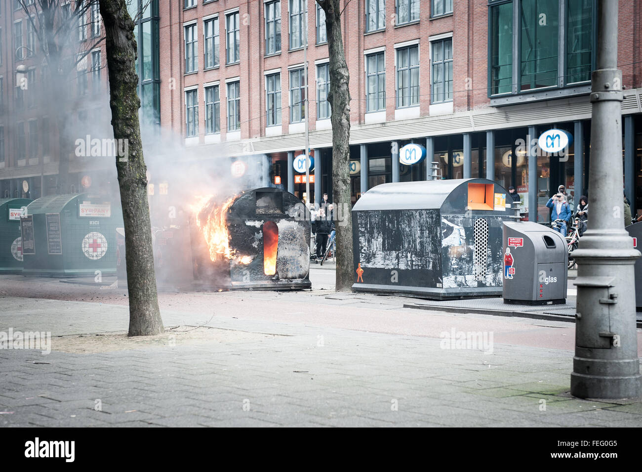 Flüchtling, Rassismus nicht willkommen! Demonstration, Amsterdam, Niederlande. Amsterdam, Niederlande. 06. Februar Riot Polizei kollidierte mit Demonstranten in Amsterdam als Unterstützer der Anti-Islam-Gruppe PEGIDA versucht, ihre ersten Protest in der niederländischen Hauptstadt abzuhalten. Nur etwa 200 PEGIDA Verfechter waren anwesend, in der Unterzahl durch Polizei und linken Demonstranten, die rief: "Flüchtlinge sind willkommen, Faschisten nicht!" Niederländische Polizei verhaftet mehrere Personen als Offiziere auf dem Pferderücken interveniert, um die zwei Gruppen von Demonstranten zu trennen. Bildnachweis: Romy Arroyo Fernandez/Alamy Live-Nachrichten. Stockfoto