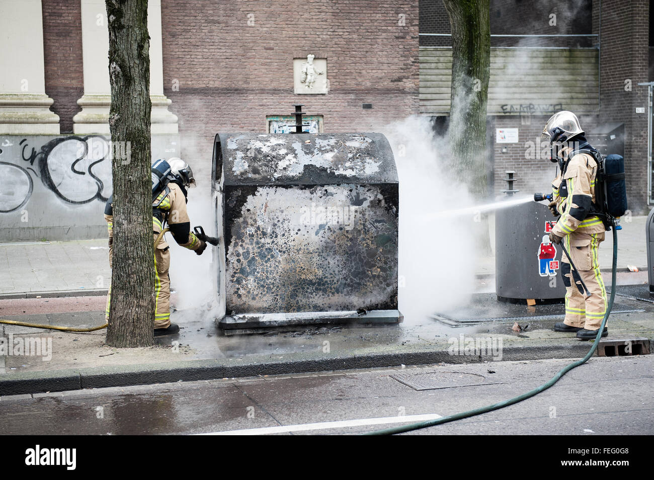 Flüchtling, Rassismus nicht willkommen! Demonstration, Amsterdam, Niederlande. Amsterdam, Niederlande. 06. Februar Riot Polizei kollidierte mit Demonstranten in Amsterdam als Unterstützer der Anti-Islam-Gruppe PEGIDA versucht, ihre ersten Protest in der niederländischen Hauptstadt abzuhalten. Nur etwa 200 PEGIDA Verfechter waren anwesend, in der Unterzahl durch Polizei und linken Demonstranten, die rief: "Flüchtlinge sind willkommen, Faschisten nicht!" Niederländische Polizei verhaftet mehrere Personen als Offiziere auf dem Pferderücken interveniert, um die zwei Gruppen von Demonstranten zu trennen. Bildnachweis: Romy Arroyo Fernandez/Alamy Live-Nachrichten. Stockfoto