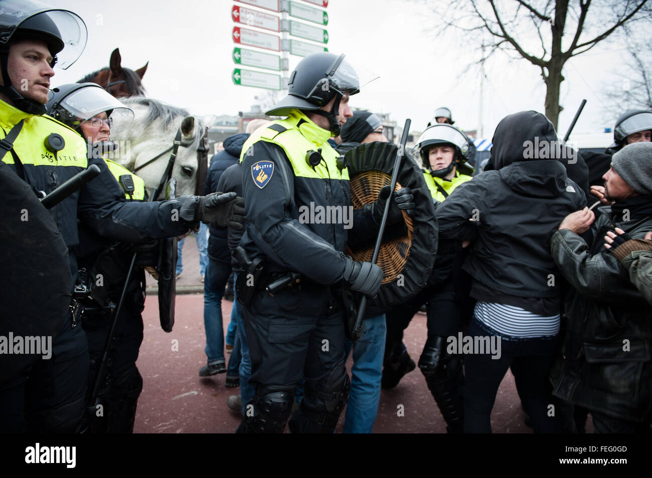 Flüchtling, Rassismus nicht willkommen! Demonstration, Amsterdam, Niederlande. Amsterdam, Niederlande. 06. Februar Riot Polizei kollidierte mit Demonstranten in Amsterdam als Unterstützer der Anti-Islam-Gruppe PEGIDA versucht, ihre ersten Protest in der niederländischen Hauptstadt abzuhalten. Nur etwa 200 PEGIDA Verfechter waren anwesend, in der Unterzahl durch Polizei und linken Demonstranten, die rief: "Flüchtlinge sind willkommen, Faschisten nicht!" Niederländische Polizei verhaftet mehrere Personen als Offiziere auf dem Pferderücken interveniert, um die zwei Gruppen von Demonstranten zu trennen. Bildnachweis: Romy Arroyo Fernandez/Alamy Live-Nachrichten. Stockfoto