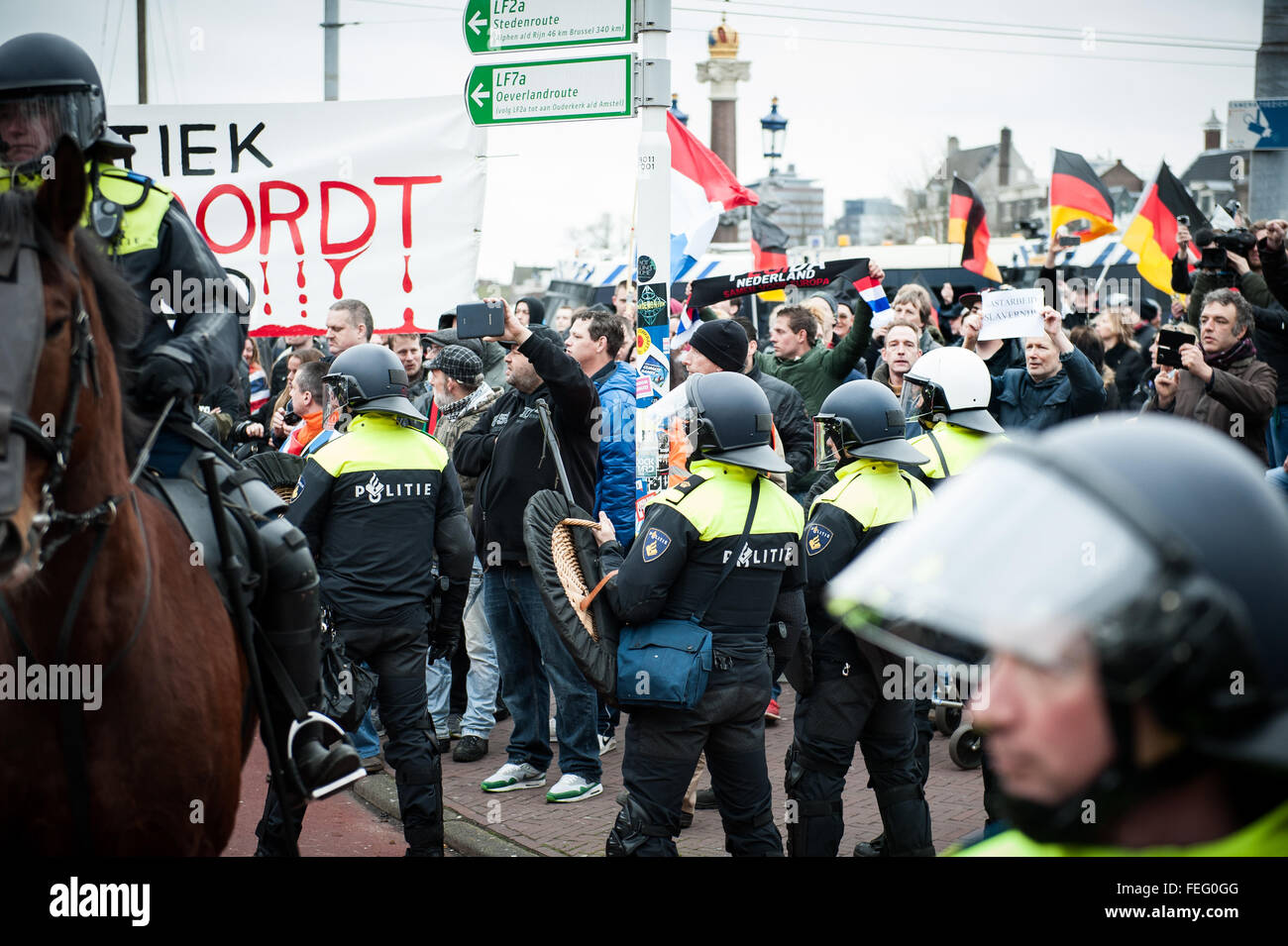 Flüchtling, Rassismus nicht willkommen! Demonstration, Amsterdam, Niederlande. Amsterdam, Niederlande. 06. Februar Riot Polizei kollidierte mit Demonstranten in Amsterdam als Unterstützer der Anti-Islam-Gruppe PEGIDA versucht, ihre ersten Protest in der niederländischen Hauptstadt abzuhalten. Nur etwa 200 PEGIDA Verfechter waren anwesend, in der Unterzahl durch Polizei und linken Demonstranten, die rief: "Flüchtlinge sind willkommen, Faschisten nicht!" Niederländische Polizei verhaftet mehrere Personen als Offiziere auf dem Pferderücken interveniert, um die zwei Gruppen von Demonstranten zu trennen. Bildnachweis: Romy Arroyo Fernandez/Alamy Live-Nachrichten. Stockfoto