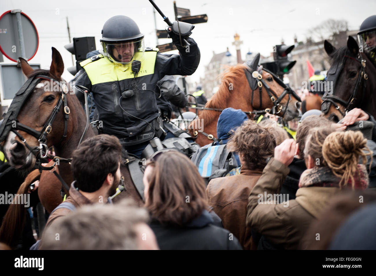 Flüchtling, Rassismus nicht willkommen! Demonstration, Amsterdam, Niederlande. Amsterdam, Niederlande. 06. Februar Riot Polizei kollidierte mit Demonstranten in Amsterdam als Unterstützer der Anti-Islam-Gruppe PEGIDA versucht, ihre ersten Protest in der niederländischen Hauptstadt abzuhalten. Nur etwa 200 PEGIDA Verfechter waren anwesend, in der Unterzahl durch Polizei und linken Demonstranten, die rief: "Flüchtlinge sind willkommen, Faschisten nicht!" Niederländische Polizei verhaftet mehrere Personen als Offiziere auf dem Pferderücken interveniert, um die zwei Gruppen von Demonstranten zu trennen. Bildnachweis: Romy Arroyo Fernandez/Alamy Live-Nachrichten. Stockfoto