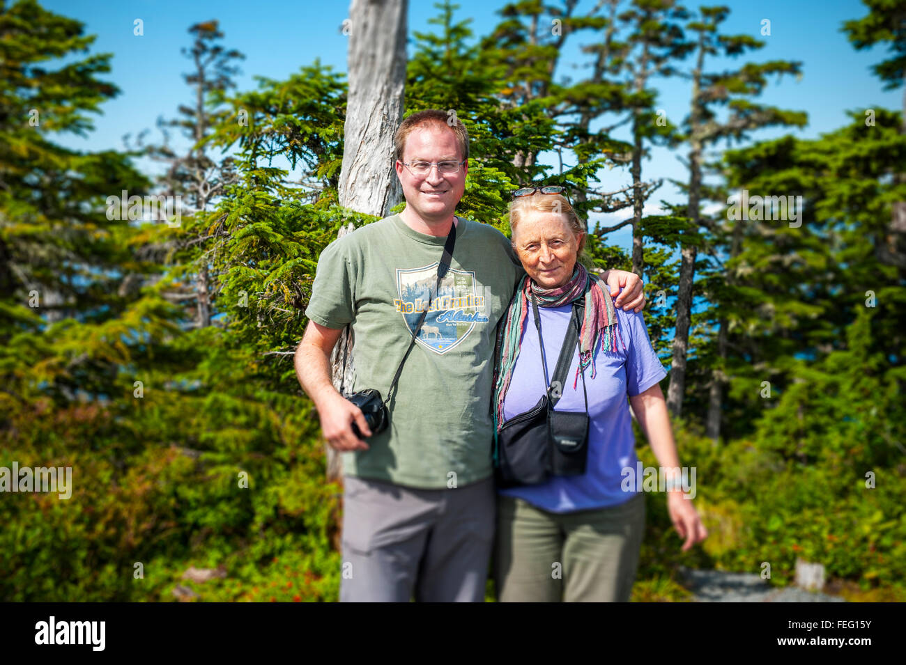 Mutter und Sohn Touristen aus der Schweiz genießen eine Wanderung am Hafen Berg in der Nähe von Sitka, Alaska, USA.  Fotografie von Jeffrey Wic Stockfoto