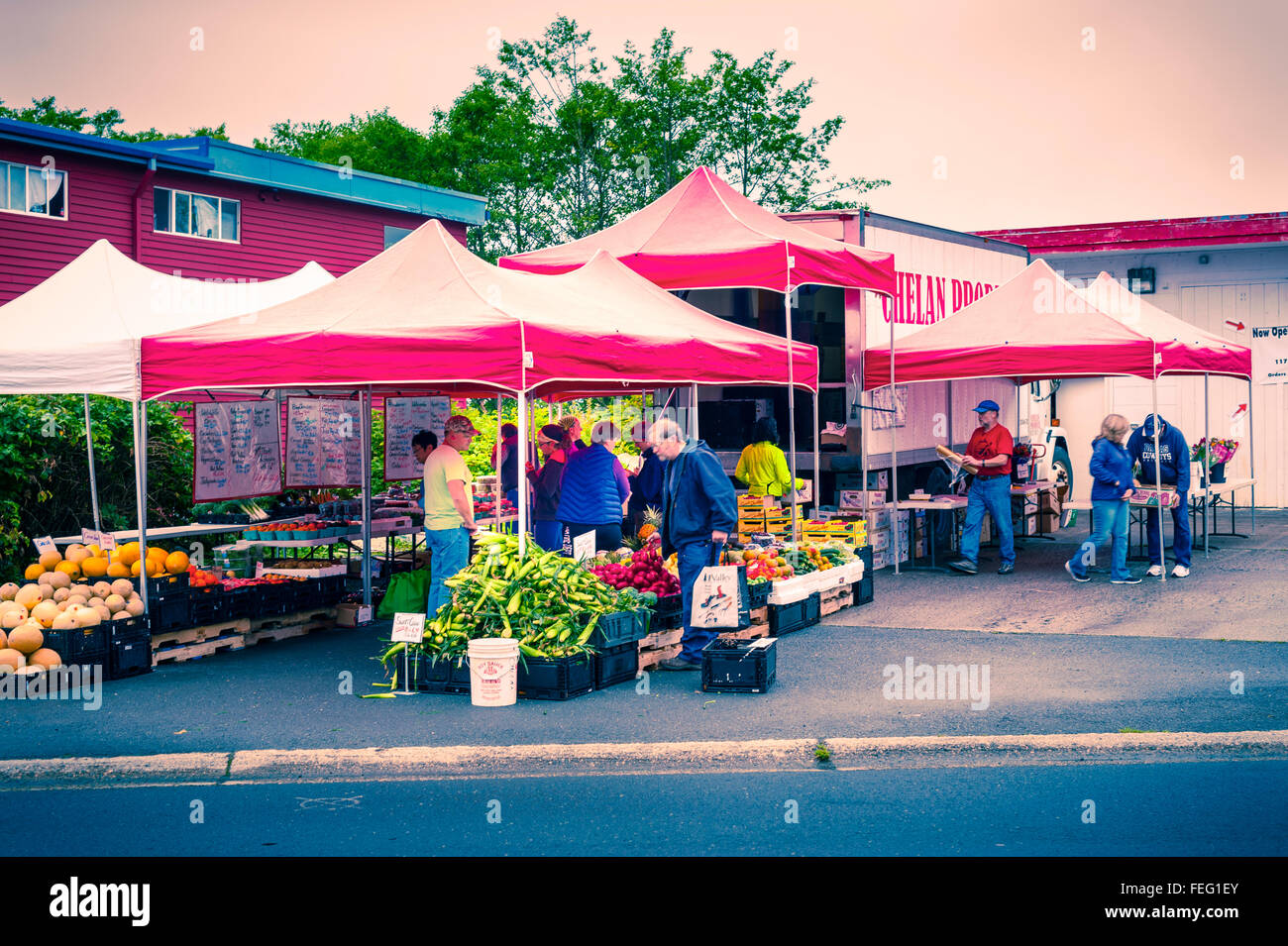 Chelan zu produzieren, eine open air Farmers Market in Sitka, Alaska, USA. Verkauf von biologischem Obst und Gemüse. Stockfoto