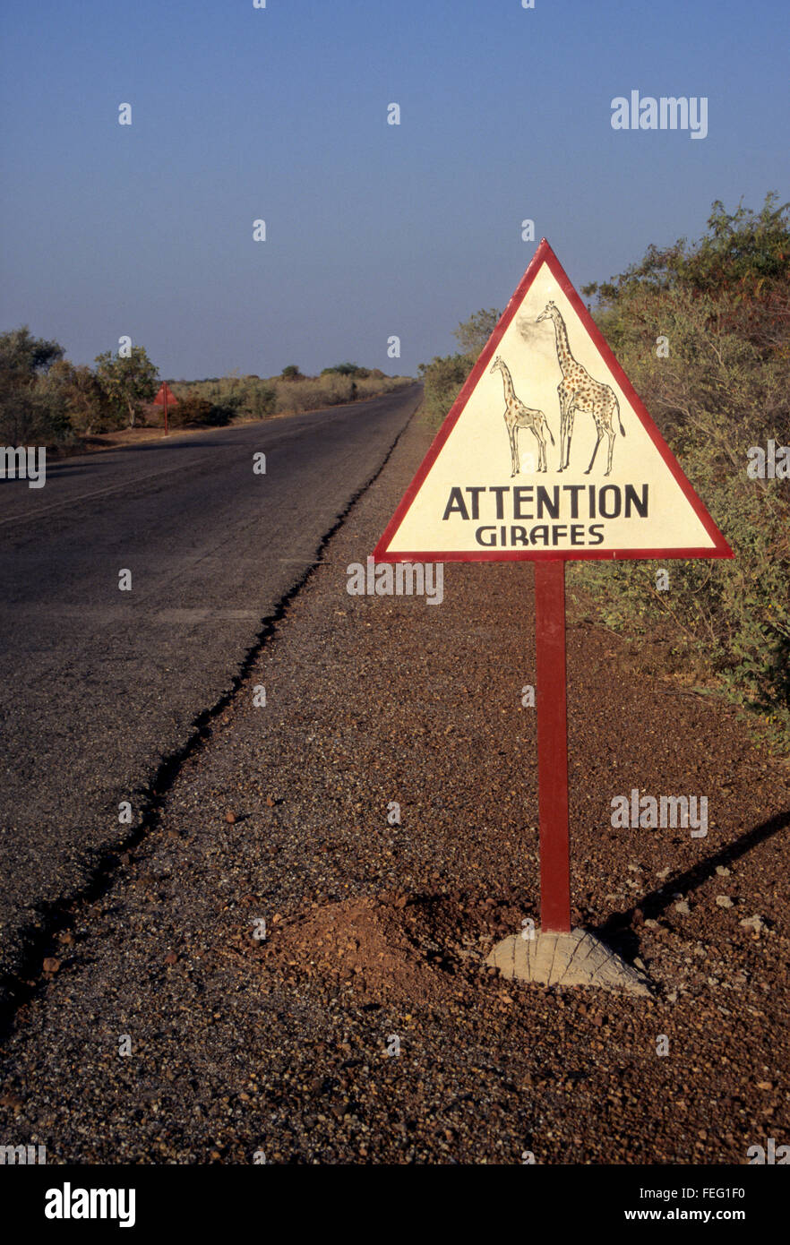 Niger, Westafrika.  Road Sign Warnung von Giraffen über eine Stunde außerhalb von Niamey. Stockfoto