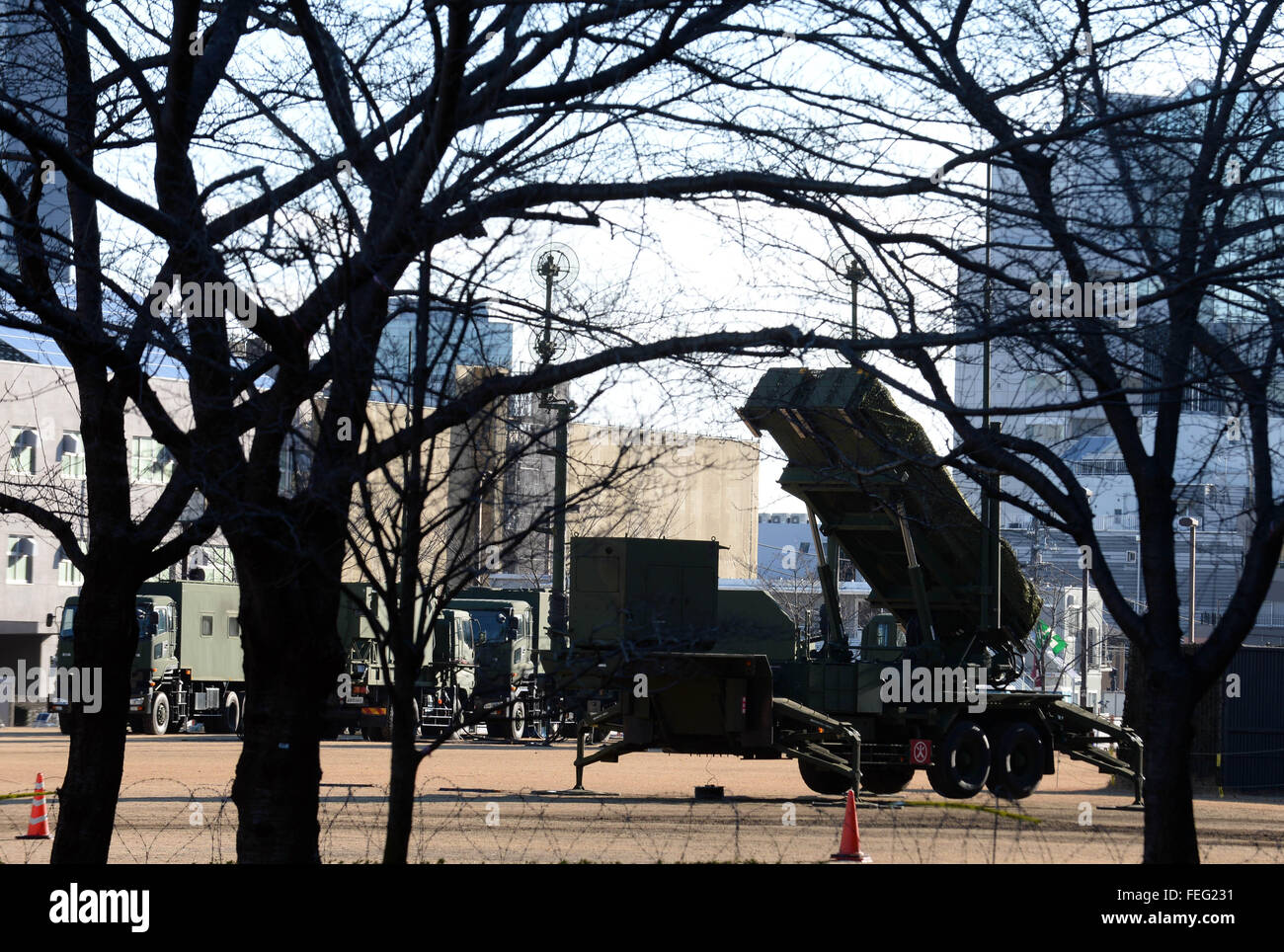 Tokio, Japan. 7. Februar 2016. Japanische Self-Defense Force (SDF) Patriot Advanced Capability-3 (PAC-3) Interceptor Trägerraketen werden in Tokio, Japan, am 7. Februar 2016 eingesetzt. Die japanische SDF dauerte keine Vernichtung, eine Rakete ins Leben gerufen von der Demokratischen Volksrepublik Korea (DVRK) früheren Sonntag Überschrift für die Ausrichtung des Japans südlichste Präfektur Okinawa. Die japanische Regierung ordnete seine SDF ankommende Raketen von der DVRK ins Leben gerufen, wenn sie Sicherheit Japans bedrohen zu unterbrechen. Anti-Rakete-Raketen wurden in Okinawa eingesetzt. © Ma Ping/Xinhua/Alamy Live-Nachrichten Stockfoto