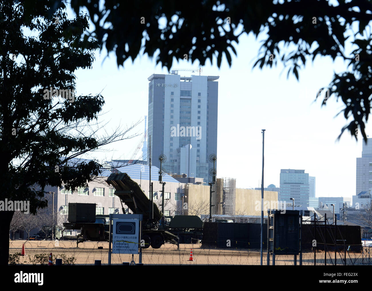 Tokio, Japan. 7. Februar 2016. Japanische Self-Defense Force (SDF) Patriot Advanced Capability-3 (PAC-3) Interceptor Trägerraketen werden in Tokio, Japan, am 7. Februar 2016 eingesetzt. Die japanische SDF dauerte keine Vernichtung, eine Rakete ins Leben gerufen von der Demokratischen Volksrepublik Korea (DVRK) früheren Sonntag Überschrift für die Ausrichtung des Japans südlichste Präfektur Okinawa. Die japanische Regierung ordnete seine SDF ankommende Raketen von der DVRK ins Leben gerufen, wenn sie Sicherheit Japans bedrohen zu unterbrechen. Anti-Rakete-Raketen wurden in Okinawa eingesetzt. © Ma Ping/Xinhua/Alamy Live-Nachrichten Stockfoto
